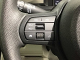 ステアリングにオーディオ操作スイッチが付いています。オーディオ画面に直接タッチしなくても操作が出来ますので、運転に集中できます。