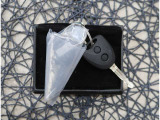 【付属品】リモコン操作でドアロックの開閉が可能なワイヤレスキーとスペアキーが付いています。