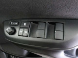 パワーウィンドウスイッチで運転席から全席の窓の開閉ができます。