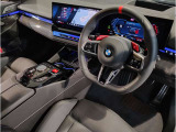 【ハンドル】ドライバーとBMW車の一体感がダイレクトに伝わるステアリングホイール。形状・太さへの拘りに加えて、操作性を高める為にスイッチ類も配置。クイックかつ安定のドライビングを体感下さい!
