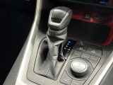 【フロアシフト】直感的な操作性や手に取りやすいレバー位置が特徴です。MTモードはエンジンブレーキやパワフルな加速を要する際など様々なケースで活躍。