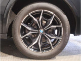 【BMWアロイホイル】軽量かつ強度に拘ったアロイホイル。走行性能ポテンシャルを引き出す設計。車の足元を引き締めてくれる大きなポイントはアロイホイルです。