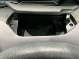 運転席手元に、ティッシュBOXや手荷物を置けるスペースあります☆