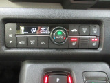 オートエアコンは操作が楽々♪フロント左右シートヒーターも装備しています。
