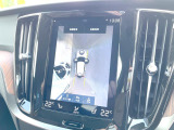 【360&deg;ビューカメラ】4台の高解像度カメラで360度の鳥瞰図を表示。隣の車や壁、死角にある障害物などを画面で確認できるため、狭いスペースでの駐車・出入りも安心です。