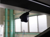 この車にはリアにもドライブレコーダーを装備しております◆映像・音声などを記録する自動車用の装置です。 もしもの事故の際の記録はもちろん、旅行の際の思い出としてドライブの映像を楽しむことができます。
