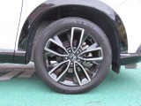 純正アルミ付き。ごらんのデザインが大きい車両を引き締まった感じにさせてくれますね。