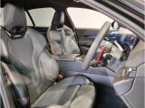 【コックピットシート】BMW車の主役席。車体中央にくる様に配置し車両重心とが一致する事でドライバーと車との一体感あるドライビングを実現。人間工学に基づき形成した形状が長時間のドライブ疲労も軽減します!