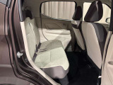 後部座席は足元広々でゆったりと乗れるスペースです♪