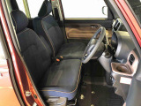 運転席の座面高さを調整できるシートリフターが付いています。フロントシートはベンチシートを採用で、座面も広く使い勝手もいいですよ♪