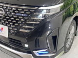 【LEDヘッドライト】悪天候や夜間走行時も良好な視界を確保し安心して運転できる高輝度LEDヘッドライトを装備!点灯速度が早く、消費電力も抑えられています。
