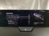 ハンドル操作をアシストすることにより車線からの逸脱回避を支援します。