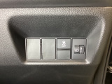 ハンドルの右側にはヘッドライトレベライザーとVSA(ABS+TCS+横滑り抑制)の解除スイッチがついています。ヘッドライトレベライザーは道路状況や積荷の加重に応じてライトの高さを調節できます。