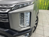 【LEDヘッドライト】悪天候や夜間走行時も良好な視界を確保し安心して運転できる高輝度LEDヘッドライトを装備!点灯速度が早く、消費電力も抑えられています。