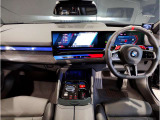 ☆センターパネルを運転席側に僅かに傾けたBMW独特のインパネ☆【駆け抜ける歓び】はここからもスタートしております☆