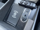 【置くだけ充電】ワイヤレス充電ができるQi (チー)はその上にポンッとスマホを置くだけなので手軽です。車での充電が驚くほど便利になります。対応機種により異なります。