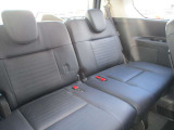 3列目シートです!汚れや破れも無く良好です♪後部座席は大人の人でも足元ゆったりしております♪
