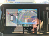 【全方位型モニター】クルマを上空から見下ろしているかのように、直感的に周囲の状況を把握できる全方位型モニター。狭い場所での駐車でも周囲が映像で確認できます。