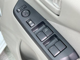 【電動格納ミラー】サイドミラーは電動格納式となっており、狭い駐車場でもキズがつくリスクを抑えられます。