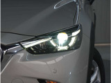 【LEDヘッドライト】悪天候や夜間走行時も良好な視界を確保し安心して運転できる高輝度LEDヘッドライトを装備。明るい上に点灯速度が早く消費電力も抑えられています。