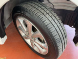 純正14インチのアルミホイールを装着しています