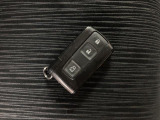 スマートキーを装備しています☆カギをカバンやポケットに入れて頂いた状態でドアロックの開閉やエンジンスタートをして頂けますよ!とても便利な装備です!