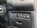 衝突被害軽減ブレーキと横滑り防止装置のスイッチです。通常はオン状態で使用するため、触りにくい位置に配置されています。