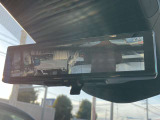 スマートルームミラーが付いております。後席に人が乗車した時や沢山の荷物を積んだ時もバックミラーの視界が遮られる事無く見えるので便利です♪