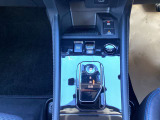 e-POWER専用のシフトレバーは操作しやすく電動サイドブレーキ・ブレーキホールド機能も付いています♪
