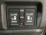 【両側パワースライドドア】両側がパワースライドドアになっており、運転席のスイッチやスマートキーでも開閉が可能です!開口部も広いので乗り降りも楽々♪