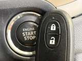 【キーレススタートシステム】カバンやポケットに入れたままでもドアの施錠・解錠が可能なスマートキーを装備。エンジンのオン・オフ時もカギを取り出す必要が無いからとっても便利です♪