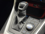 【フロアシフト】直感的な操作性や手に取りやすいレバー位置が特徴です。MTモードはエンジンブレーキやパワフルな加速を要する際など様々なケースで活躍。
