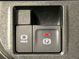 指先だけで簡単に操作が可能な電動パーキングブレーキを採用。「HOLD」スイッチを押すと、渋滞や信号待ちなどでブレーキペダルから足を離しても、ブレーキを保持するので安心です
