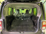 普段のお買い物や通勤、送迎等に十分な荷室スペースを確保しております。セカンドシートを倒すと、大きな荷物の積載も可能です♪