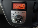 オートエアコンです。車内を設定温度に保ち、快適空間をキープします。