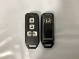 スマートキー付きですからドアロックの開閉およびエンジンスタートが楽々です。電動スライドドアの開け閉めもボタンで操作できます。スペアキーも同じものを用意しております。