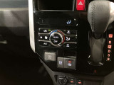 「AUTO」スイッチで車内の温度を一定に保ってくれるオートエアコン。快適装備の代名詞。もちろんマニュアル操作も可能ですよ。