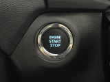 【プッシュスタート】スマートキーを持っているだけ、鍵を差し込むことなく、ボタンを押すだけでエンジン始動や停止を行うことができます。