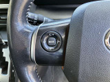 ステアリングスイッチ付き。前方から目を離すことなく操作することが可能です。