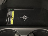 センターコンソールにはワイヤレス充電器を装備してます。Qi(チー)規格対応のスマートフォンなどを置くだけでワイヤレスで充電可能です。またスマートフォンの充電可能なUSB端子なども別途装備しています。