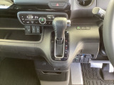 足元スッキリ、インパネシフトです。パーキングブレーキはフットブレーキタイプなので、運転席と助手席の間がスッキリしています。