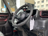 広く快適な運転席です。長距離運転も楽々ですよ!