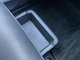 助手席シートの下に、取り外しができ便利な大容量の収納ボックスがあります。ドライブシューズやバッグの収納にも使えます。