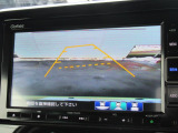 【リアカメラ】リバースに入れるだけで後方の映像が映ります。安全確認や、狭い駐車場での車庫入れ、雨の日や夜間など視界の悪い時に便利です。安全にバックする為には欠かせない装備です。