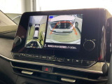 ギアをバックに入れるとナビ画面に、まるで雲の上から覗いているような映像が映り、駐車をサポートしてくれます!