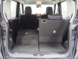 荷室です。後席を倒して荷室を広くできます。写真は左後席を倒した状態です。