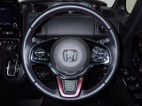 ハンドル左側にはオーディオ操作が出来るオーディオリモートコントロールスイッチ、右側にはHonda SENSINGとオートクルーズコントロールのスイッチを装備!