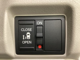 左側電動スライドドアは運転席からでも操作ができるように、ハンドル付近に開閉の操作スイッチが付いています。