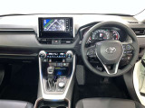 運転席周りのレイアウトをご覧ください。ナビゲーションが綺麗に装着されすっきり収まってますね!
