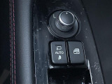 【電動格納ミラー】運転席のスイッチで、ドアミラーの開閉や角度の調整ができます。